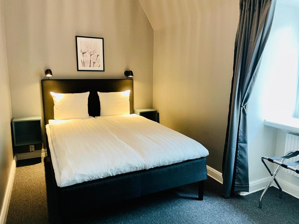 Postel nebo postele na pokoji v ubytování Birka Hotel