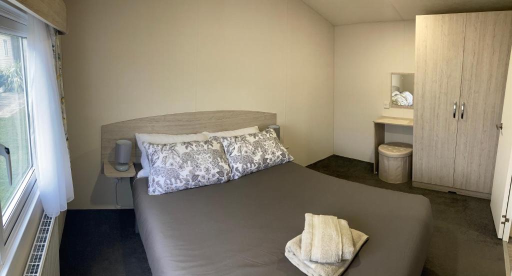 niewielka sypialnia z łóżkiem i oknem w obiekcie Seaview Holiday Rentals w mieście Whitstable