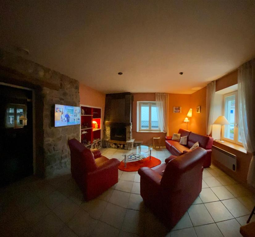 un salon avec deux canapés et une cheminée dans l'établissement Voie Verte, à Cornimont