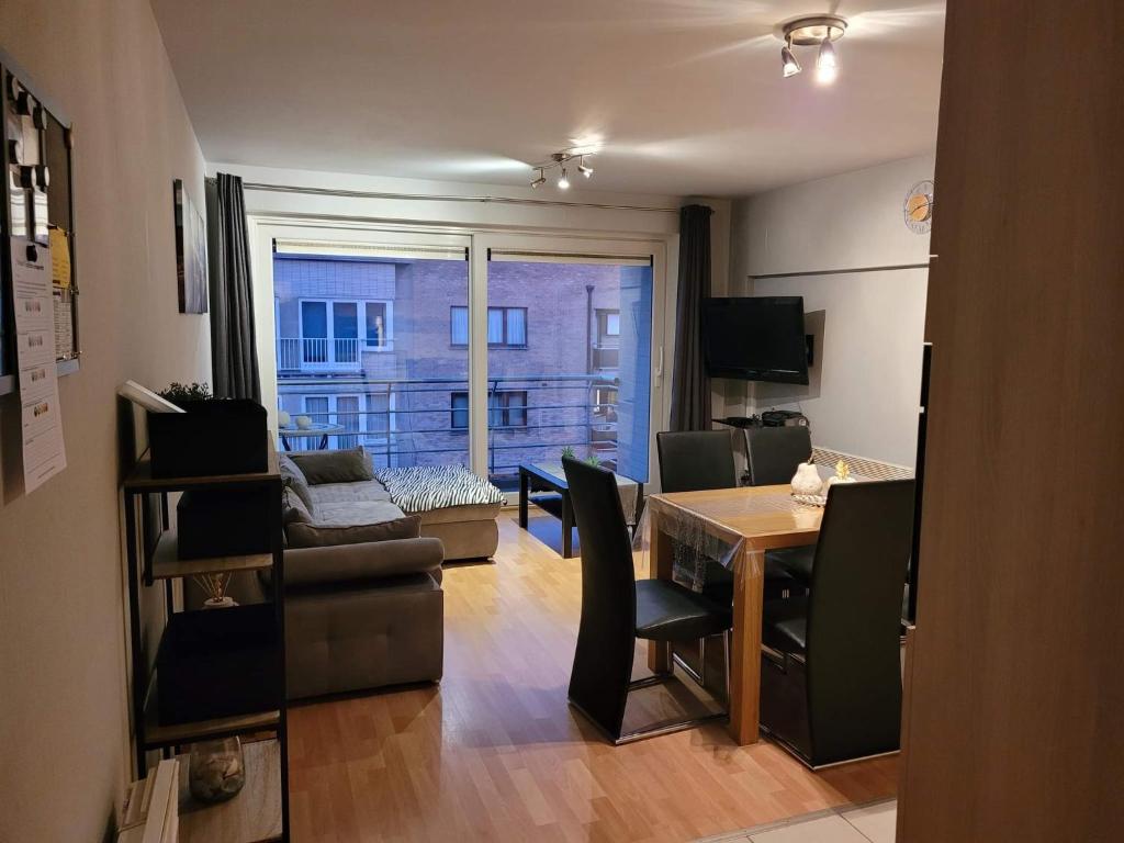 un salon avec une table et des chaises et une salle à manger dans l'établissement Chateau Tropezina 6B, à Ostende