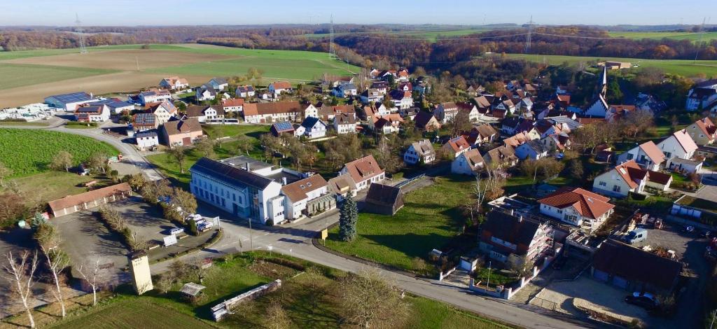 una vista aérea de una pequeña ciudad con casas en Landhotel Günzburg, en Kupferzell