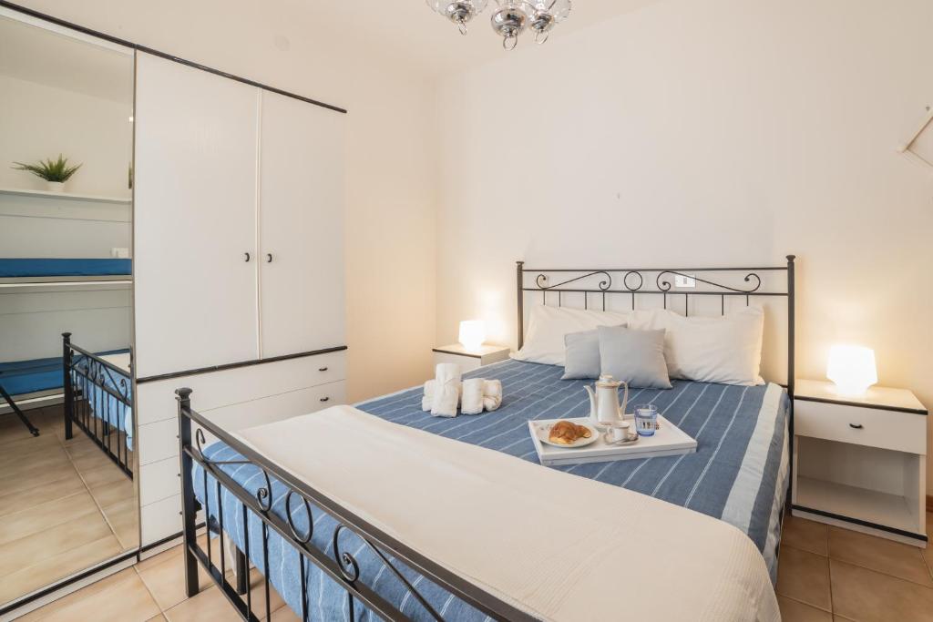 een slaapkamer met een bed met een dienblad met eten erop bij IN CENTRO E AL MARE - CASA CON TERRAZZO E NETFLIX in Cattolica