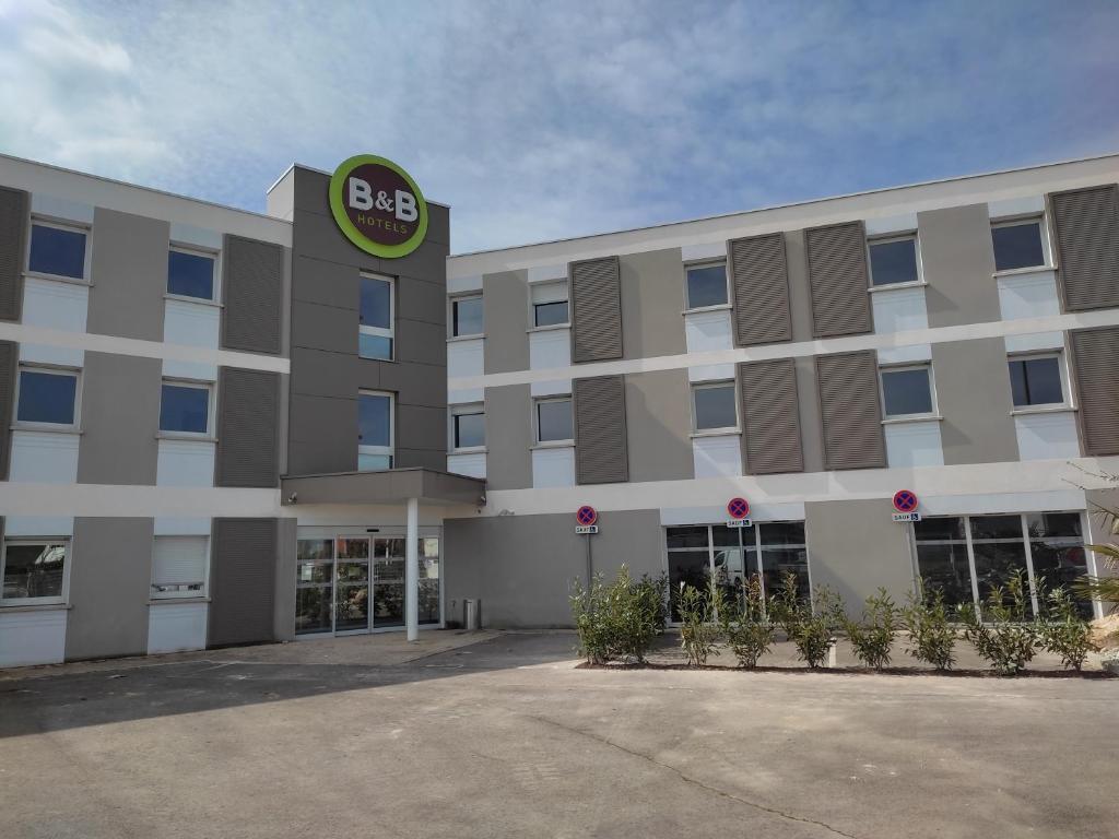 an office building with a bbc sign on it at B&B HOTEL Romilly-sur-Seine in Romilly-sur-Seine