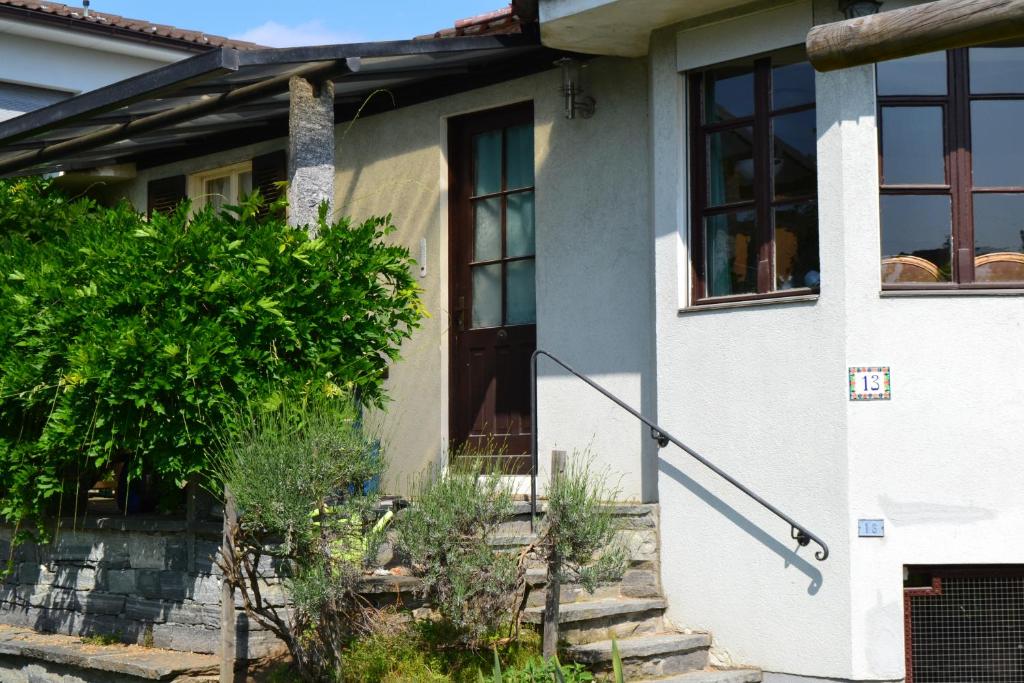 ein Haus mit einer Eingangstür und Fenstern in der Unterkunft Ferienhaus mit Garten in CH 6616 Losone Tessin Casa Sabina in Losone