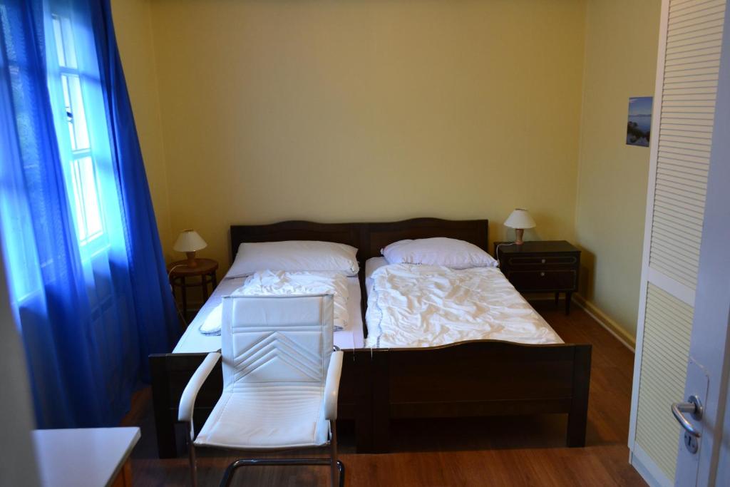 Postel nebo postele na pokoji v ubytování Ferienhaus mit Garten in CH 6616 Losone Tessin Casa Sabina