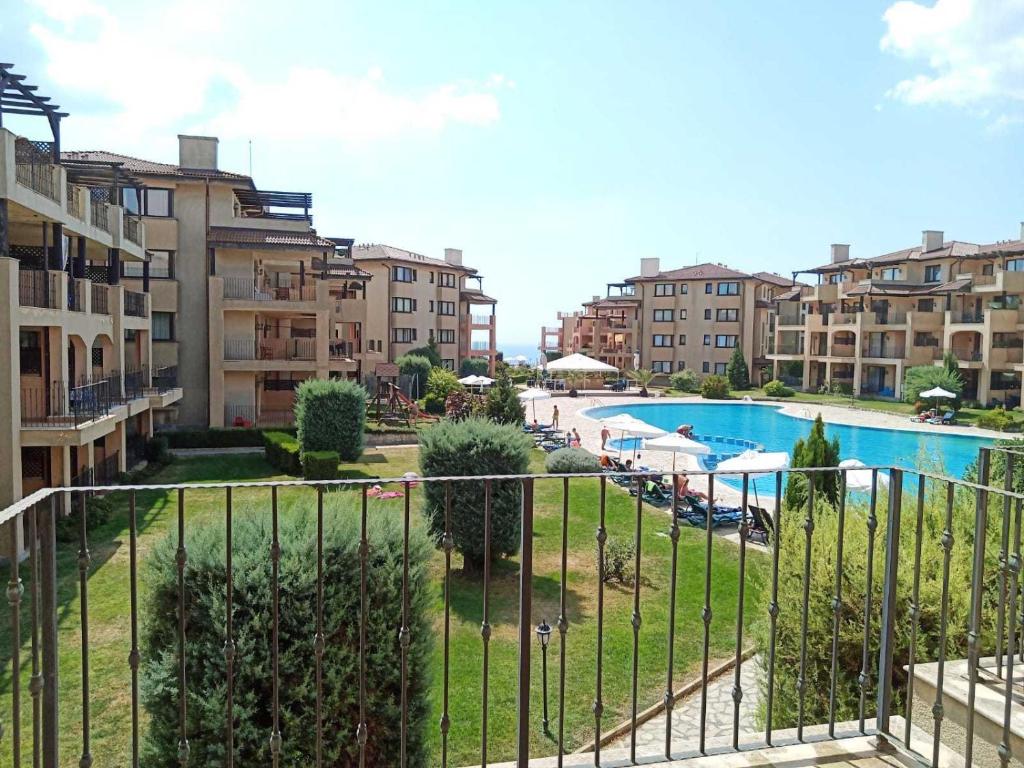 vista para um complexo de apartamentos com piscina em Alex-part Kaliakria resort em Kavarna
