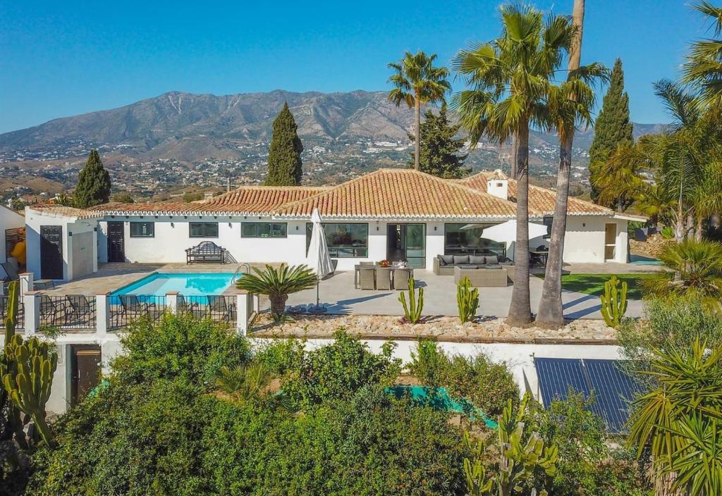 dom z basenem i palmami w obiekcie Amazing villa with panoramic views w mieście Mijas Costa