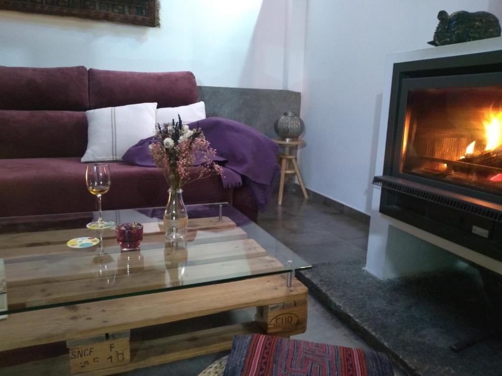 Posezení v ubytování La Plazuela del Tiétar, diseño y descanso en Gredos sur