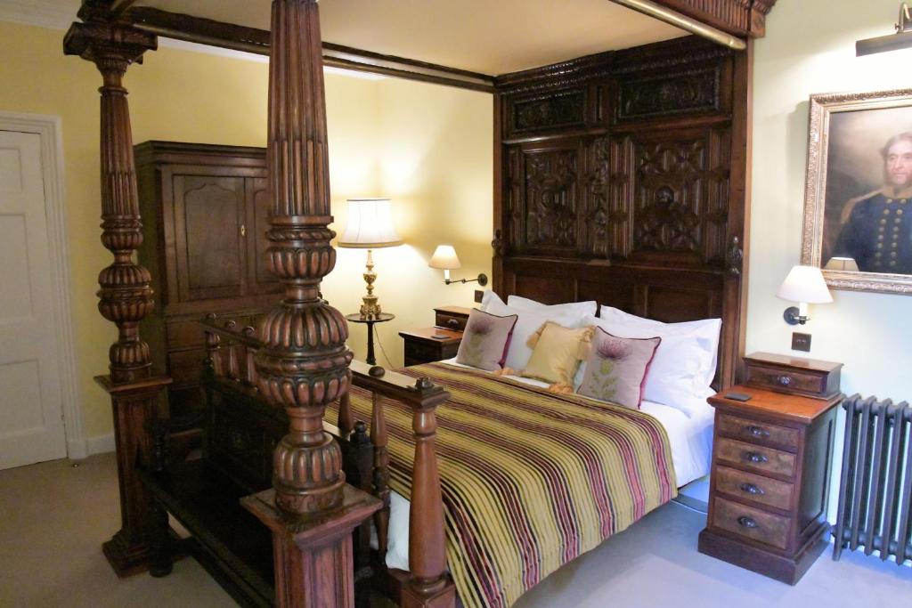 Postel nebo postele na pokoji v ubytování Barcaldine Castle
