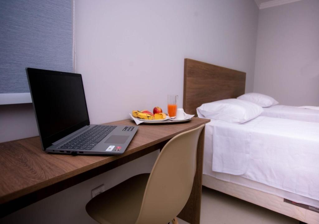 Postel nebo postele na pokoji v ubytování KK Palace Hotel