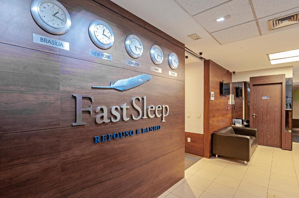 FAST SLEEP Guarulhos by Slaviero Hotéisに飾ってある許可証、賞状、看板またはその他の書類