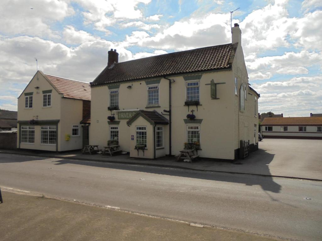 um grande edifício branco no lado de uma rua em The River Don Tavern and Lodge em Crowle