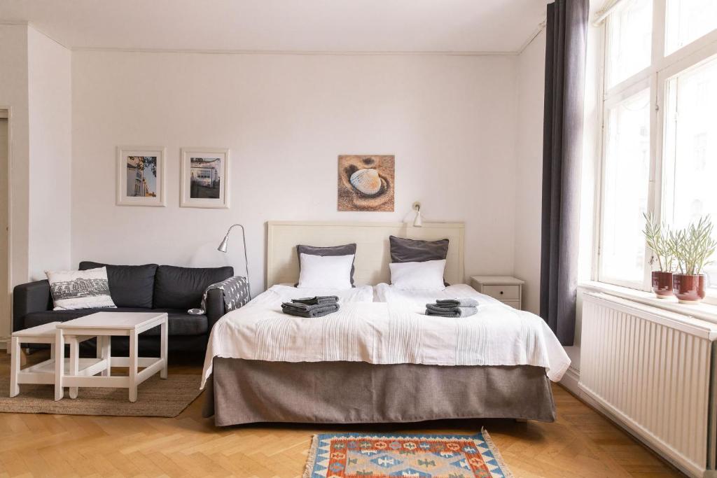 エンゲルホルムにあるHotell Villa Rönneの白いベッドルーム(ベッド1台、ソファ付)