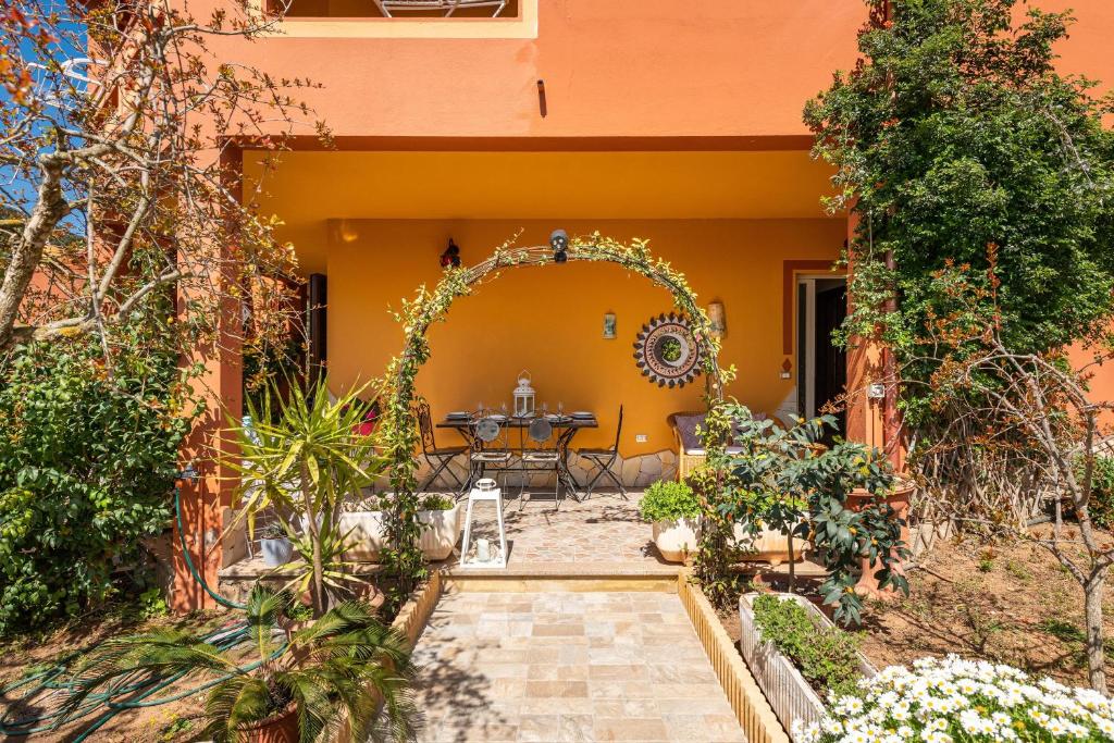 多木斯馬里亞的住宿－Appartamento in Villa Gelsomino，一座带拱门和桌子的房子的入口