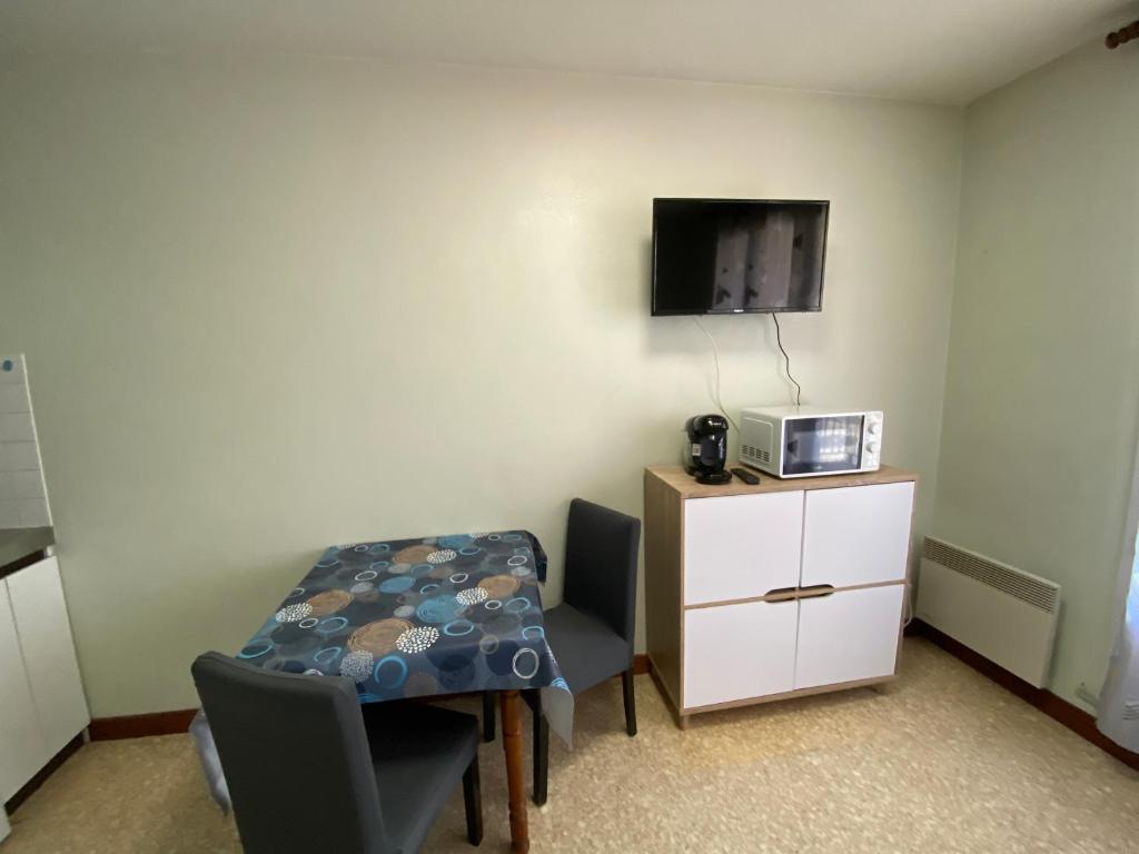 Les studios meublés de la résidence Beatrice - バルコニー付きのアパート