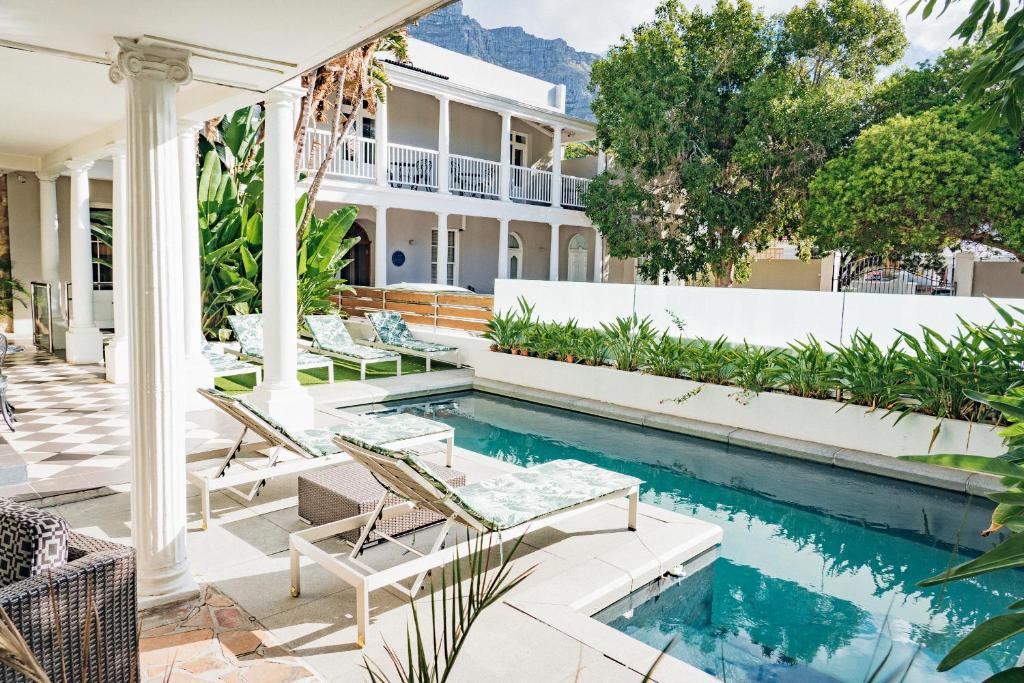Cape Town的住宿－三號精品酒店，享有带游泳池的房屋外部景致