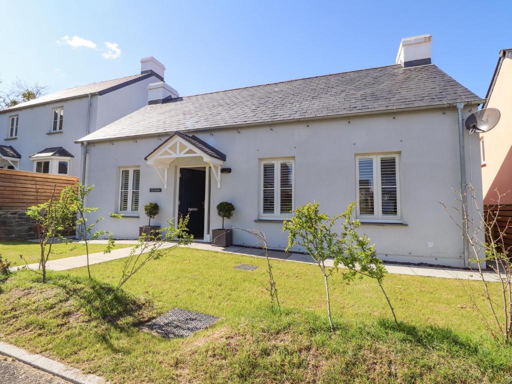 una casa blanca con patio en Ty Owen, en Newport