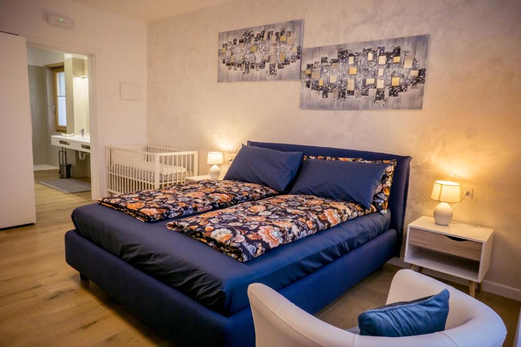 a bedroom with a blue bed in a room at Maison Lirà in Pren