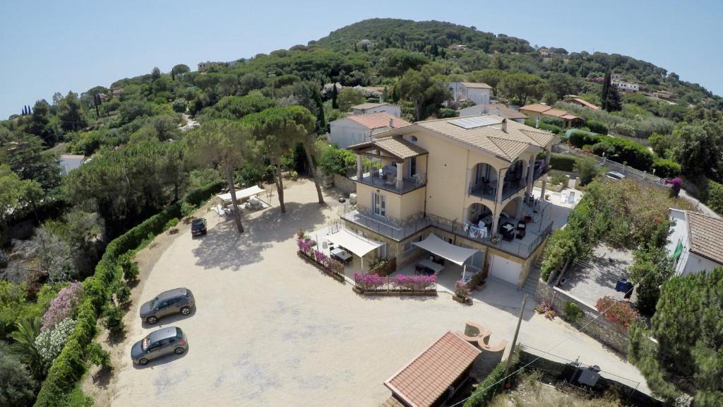 eine Luftansicht eines Hauses auf einem Hügel in der Unterkunft Villa Mia in Capoliveri