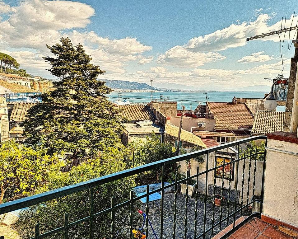 - Balcón con vistas a la ciudad en La casa nel duomo Vietri sul Mare, en Vietri