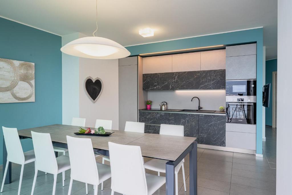 Een keuken of kitchenette bij Bellagio Village- 4 Apartments by the lake - Seasonal Warm Pool and Sauna