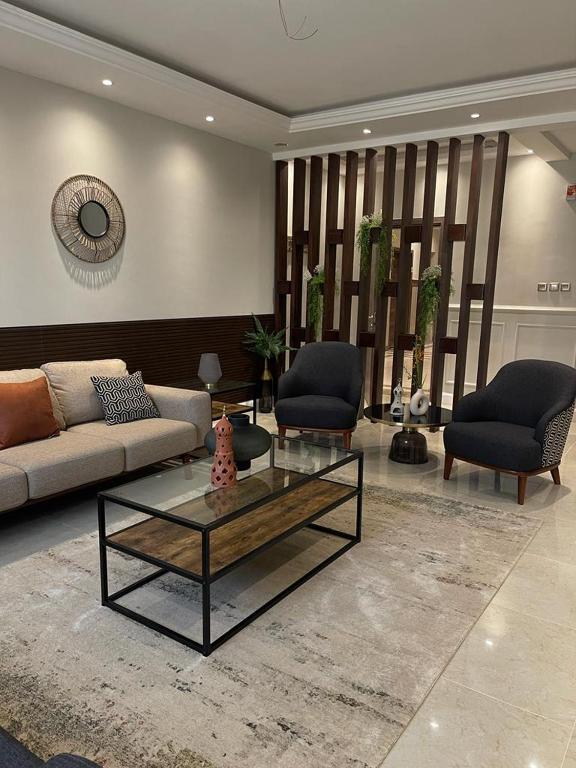 أفخم شقة فندقيه بالقرب من الحرم المكي في مكة المكرمة: غرفة معيشة مع أريكة وطاولة قهوة