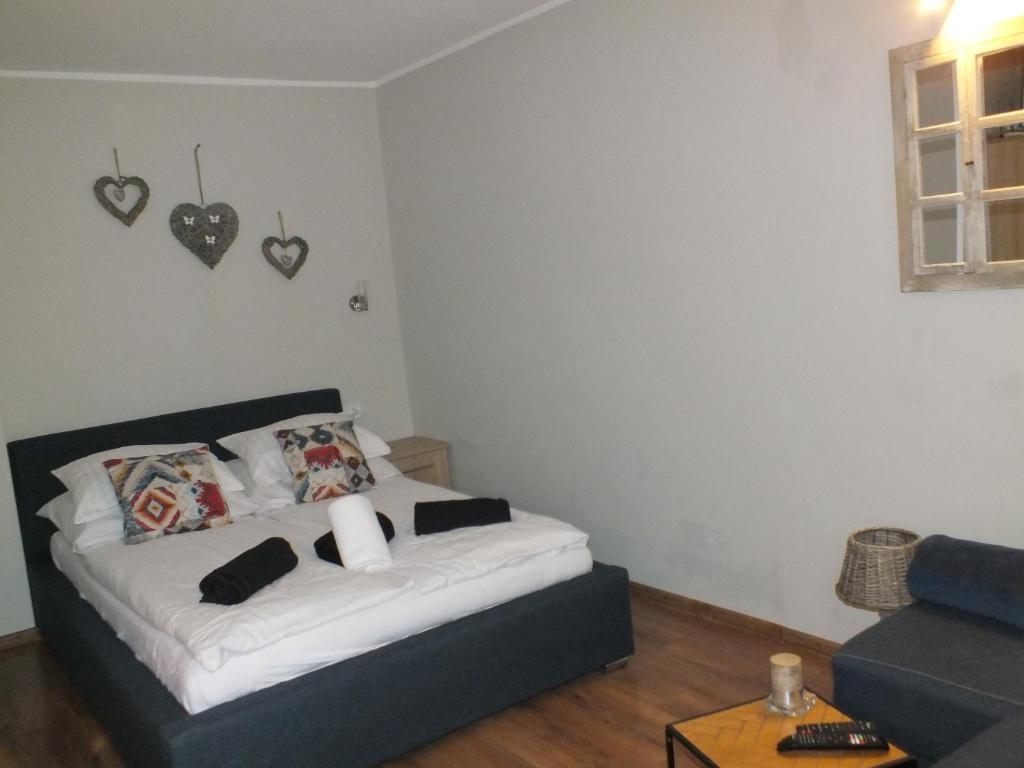 niewielka sypialnia z łóżkiem z białą pościelą w obiekcie Słoneczne studio w mieście Szczawnica