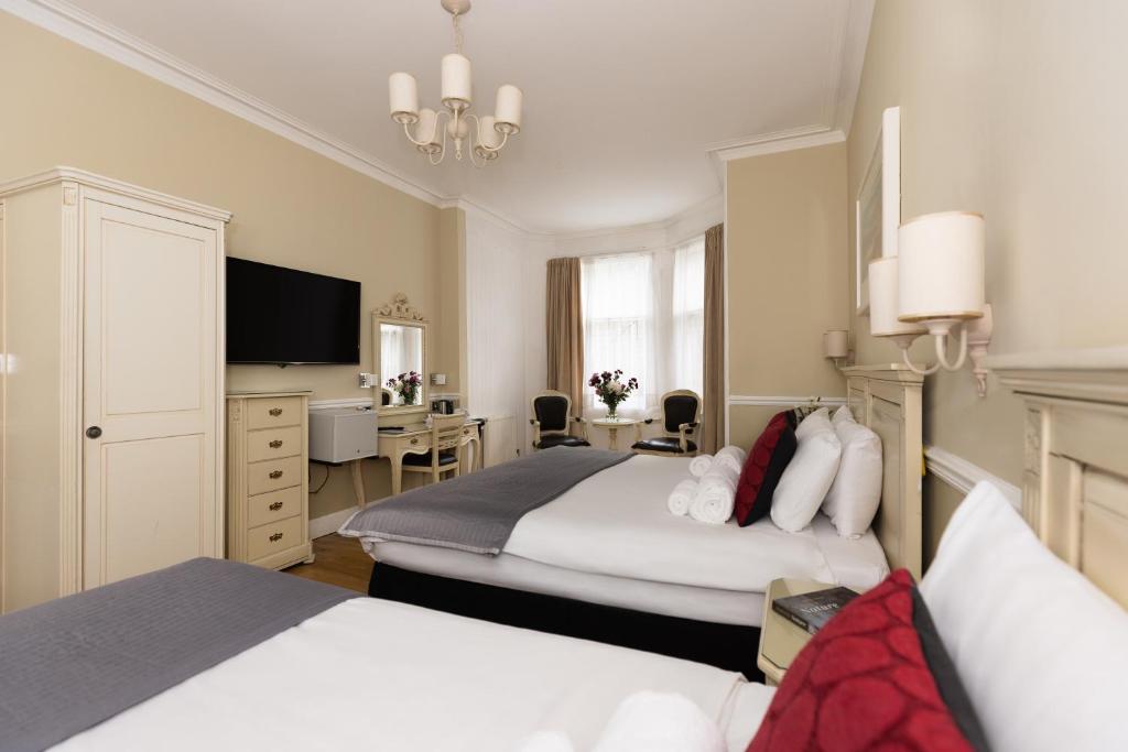 Postel nebo postele na pokoji v ubytování The Haymarket Hotel