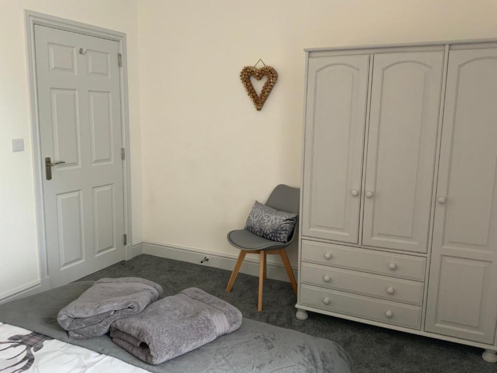 Postel nebo postele na pokoji v ubytování Deeside Snugs Apartments