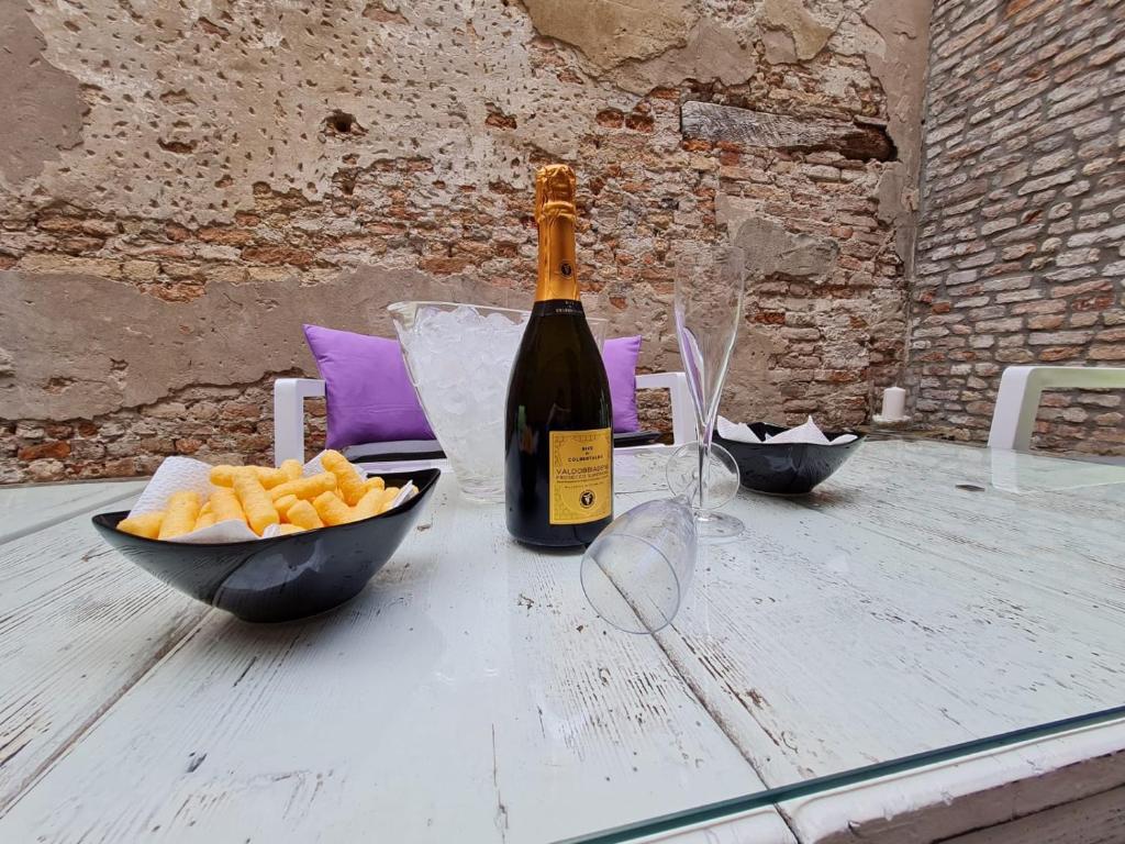 Venice Apartment with Private Courtyard - 11