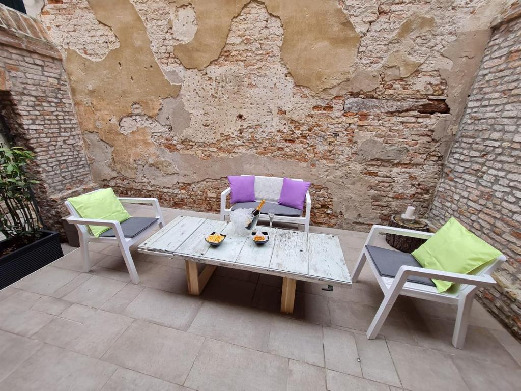 Gallery image of Venice Apartment with Private Courtyard in Venice