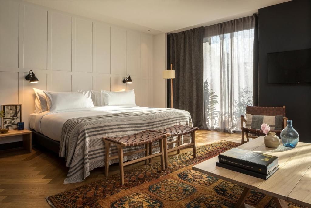 a hotel room with a bed and a table at Hotel Casa Sagnier in Barcelona