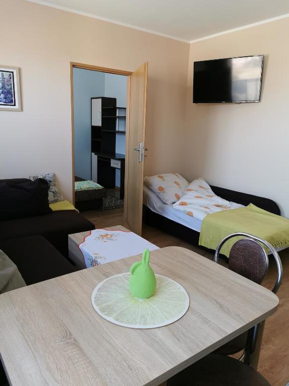 a room with a table with a green bowl on it at Apartament Borowiacki in Tuchola