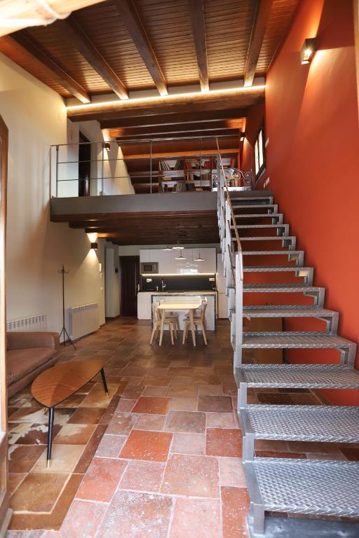 escalera en una habitación con mesa y comedor en Ático Marqués Figuera, en Morella