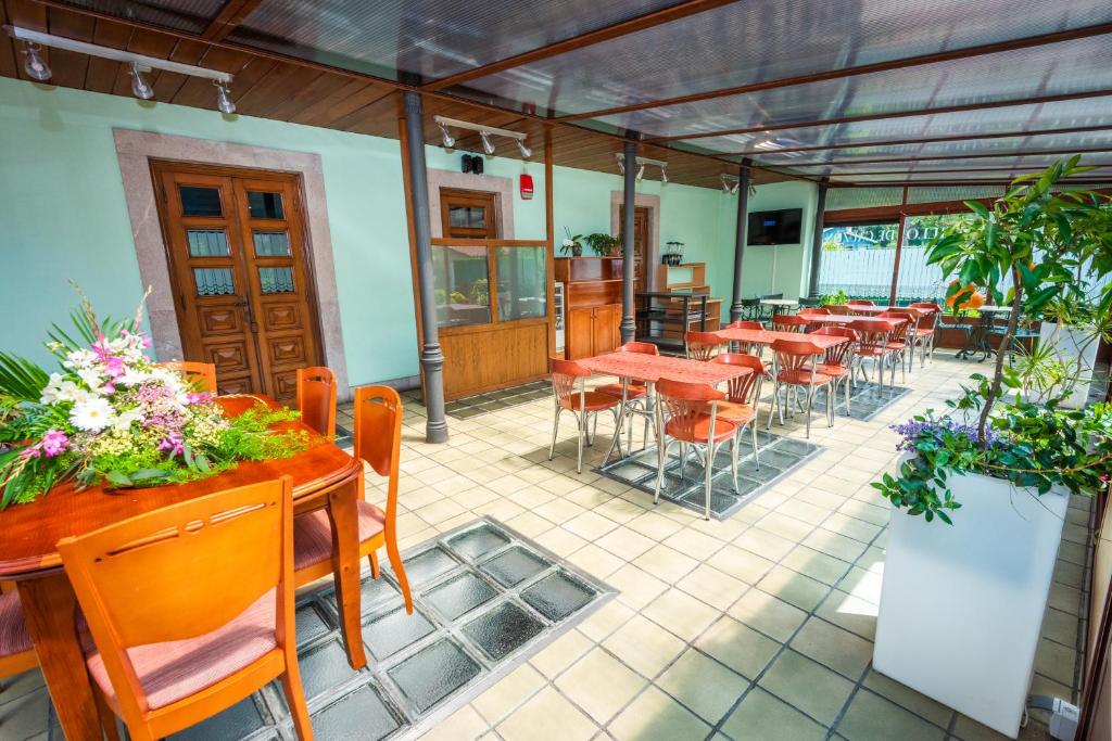 A restaurant or other place to eat at Hotel Castillo de Gauzón