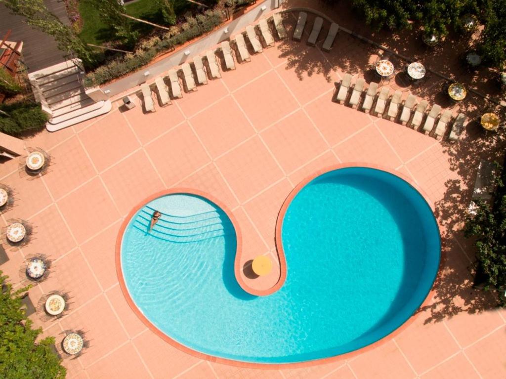 an overhead view of a large swimming pool at Gran Paradiso Hotel Spa in San Giovanni Rotondo