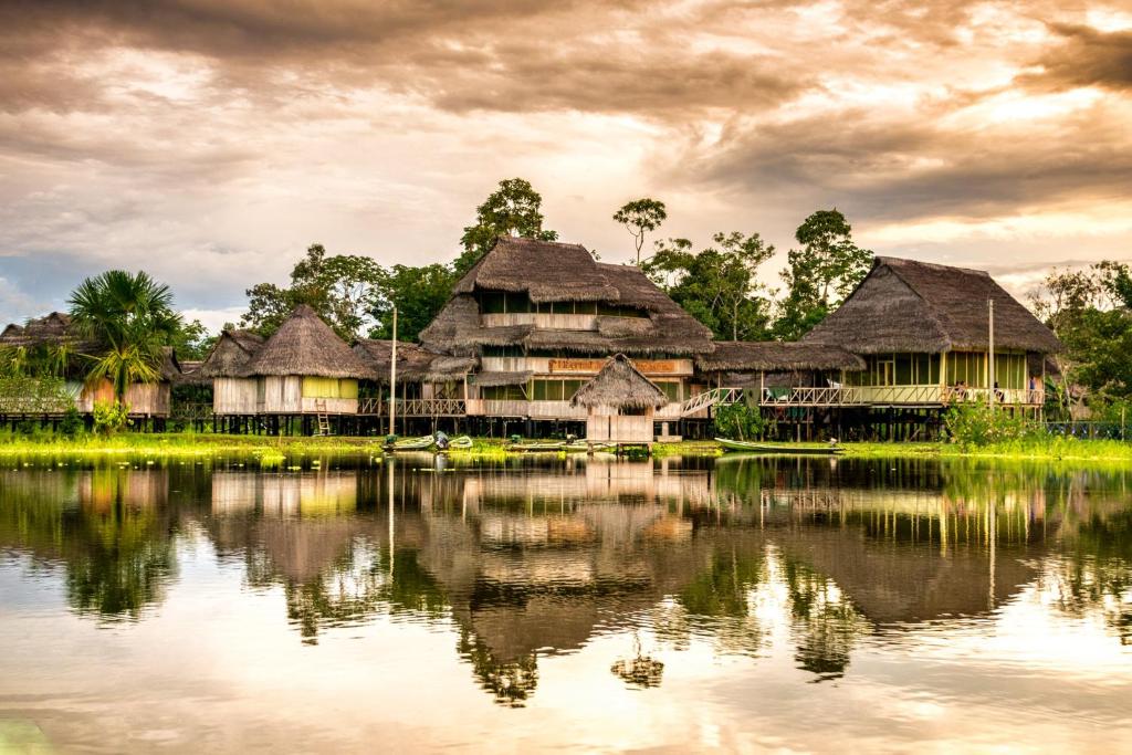 uma imagem de um resort sobre uma massa de água em Libertad Jungle Lodge em Yucuruche