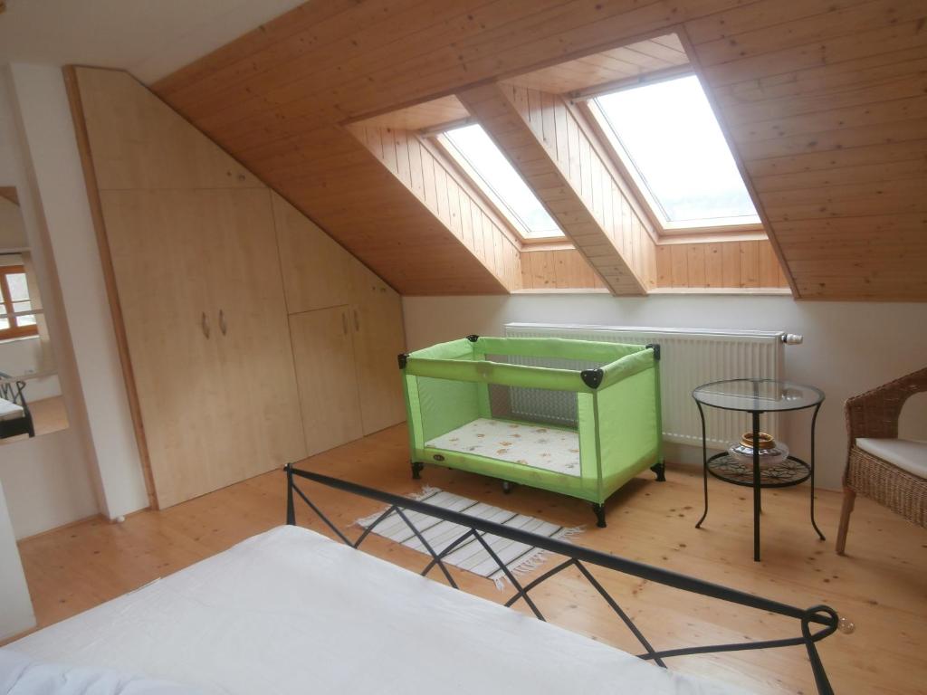 Frýdštejnにあるcharming house with beautiful landscapeの緑のベッドと窓が備わる客室です。
