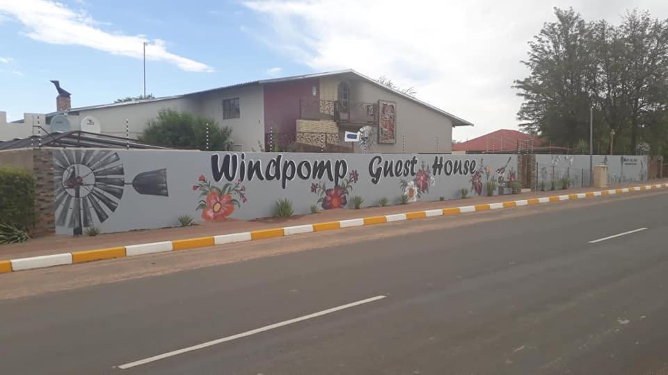 un edificio con un mural al lado de una carretera en Die Windpomp Guesthouse, en Gobabis