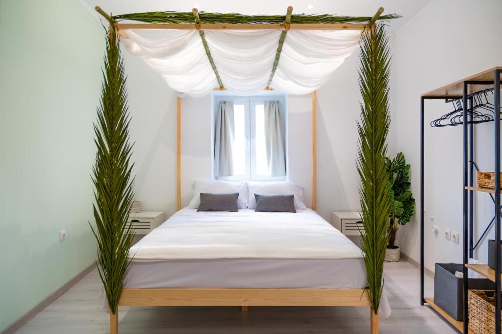 een slaapkamer met een hemelbed bij Boho Boutique Corfu in Kassiopi