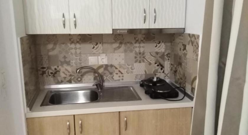 Кухня или мини-кухня в petros house
