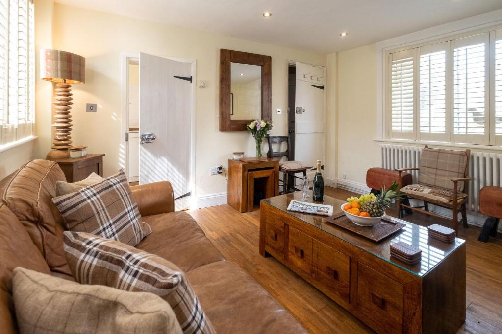 uma sala de estar com um sofá e uma mesa de centro em Pebble Cottage - 6 Victoria Rd - Aldeburgh Coastal Cottages em Aldeburgh