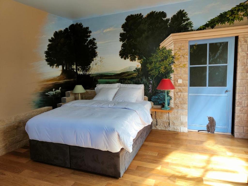 una camera da letto con un letto e un dipinto sul muro di L'auberge De Thenay a Thenay