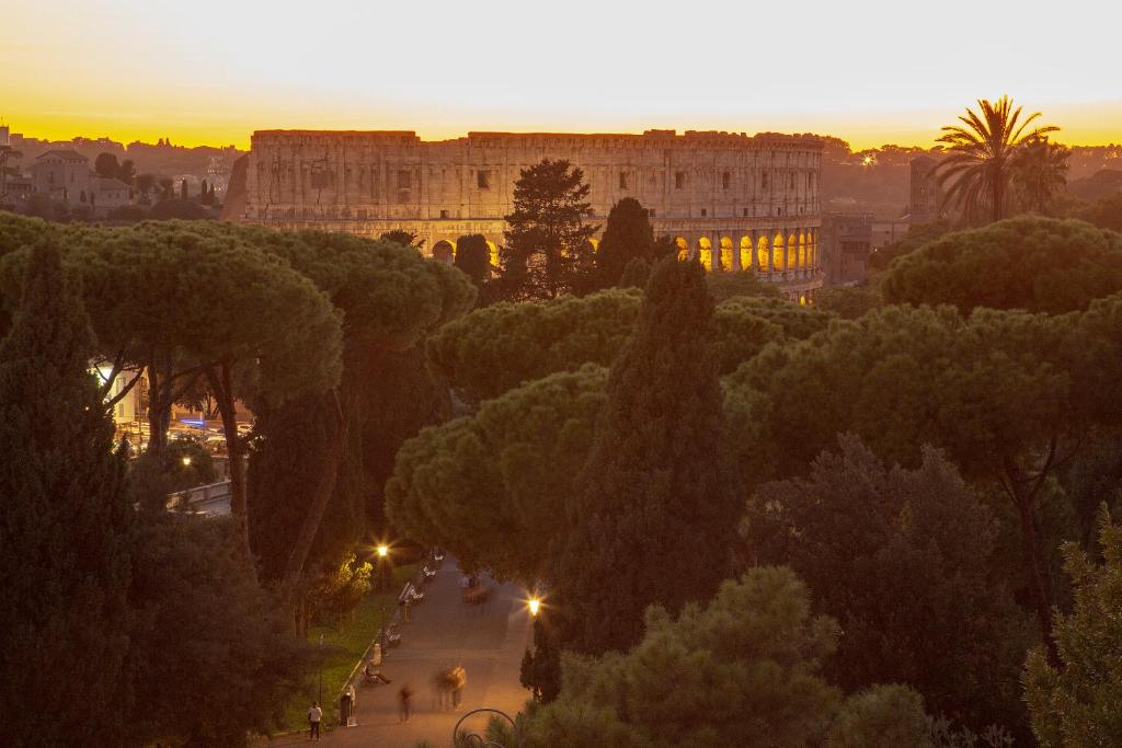 ローマにあるColosseum View Exclusive Apartmentの木々と建物のある通りの景色