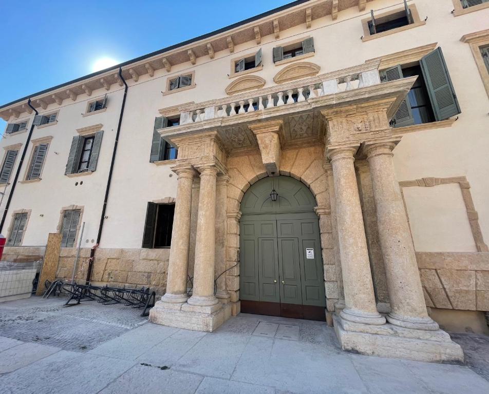 Fasada lub wejście do obiektu Antiche Colonne