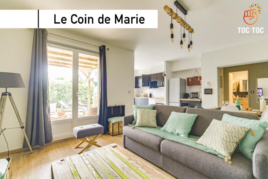 a living room with a couch and a table at Le Coin de Marie à deux pas du centre ville in Rambouillet