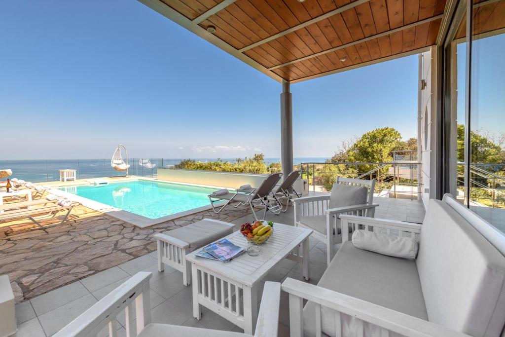 Villa con piscina y patio en Villa Serenity - With Private Heated Pool, en Gerani