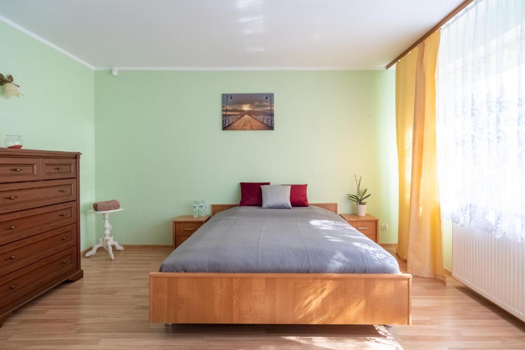 科沃布熱格的住宿－Pensjonat Przystań，一间卧室配有一张床和一个梳妆台