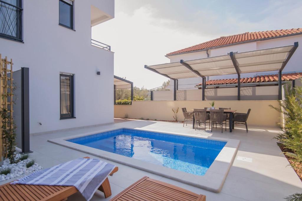Bazén v ubytování Villa Magna luxury apartments nebo v jeho okolí