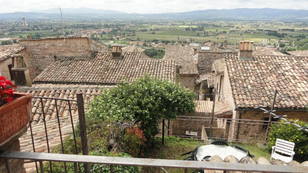 uitzicht op een dorp met daken bij La Terrazza di Spello in Spello